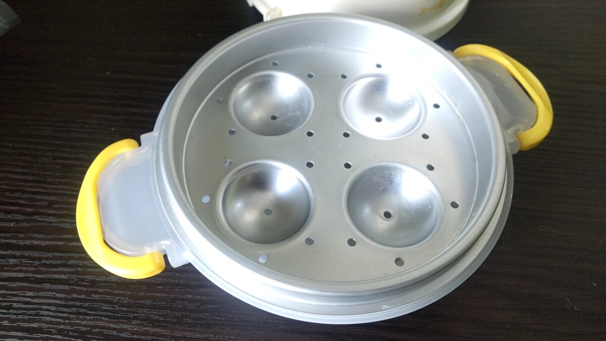 4個の卵を並べられる電子レンジ用ゆで卵調理器の卵ホルダー