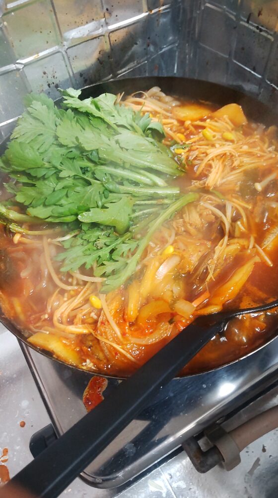 26cmフライパンで野菜をたっぷり入れたキムチ鍋をまとめて作っている様子