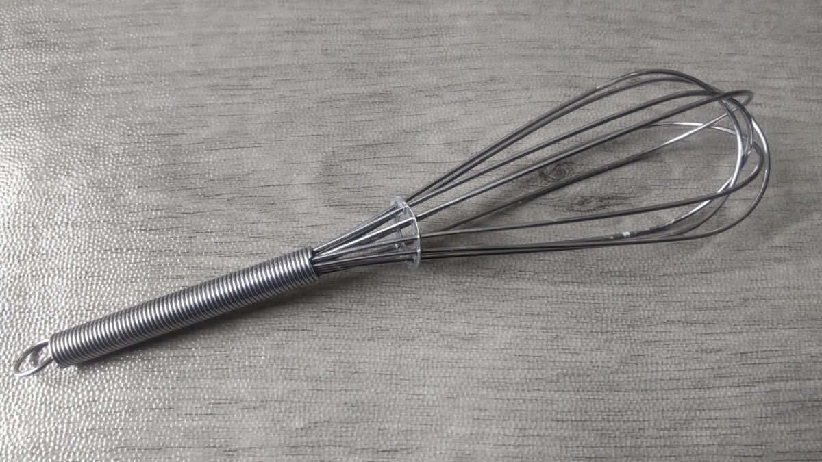 少量の卵や調味料を混ぜるときに使う小型のステンレス製泡立て器