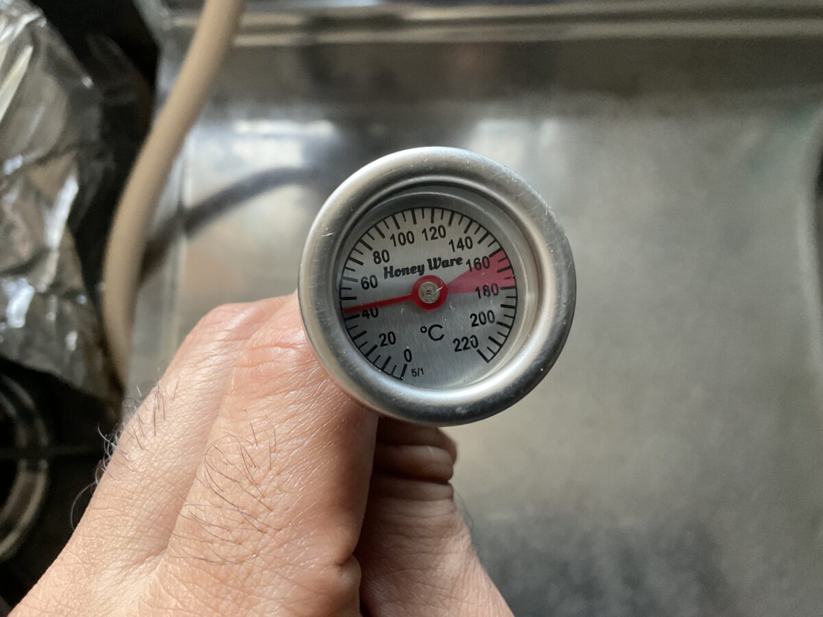 0〜220℃の目盛りがあるアナログ式調理用温度計