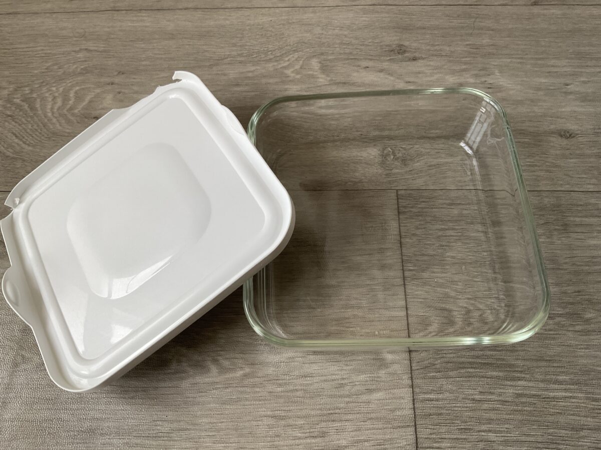 ヨーグルトや発酵食品の保存にも使いやすいiwakiの耐熱ガラス保存容器と白いフタ
