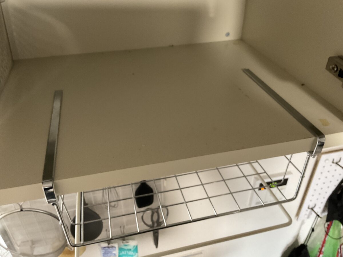 一人暮らしのキッチンでニトリの吊戸棚下ラックを棚板へ設置した状態