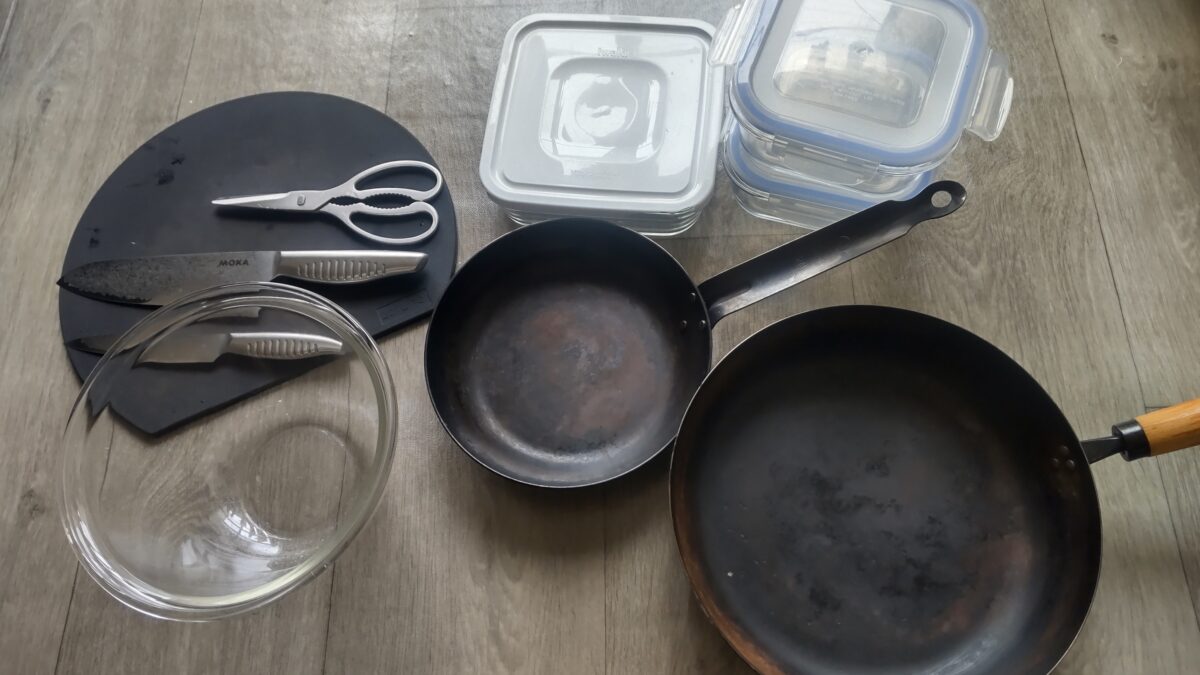 一人暮らしで使っているフライパンや耐熱ガラスボウルなどの調理器具