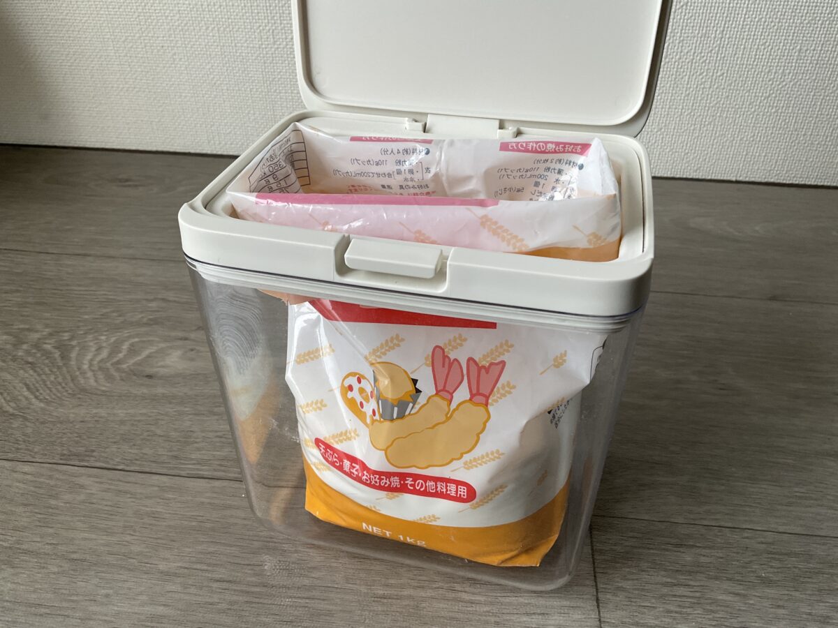 マーナの保存容器ワイドトールに1kgの薄力小麦粉を袋ごと収納した様子