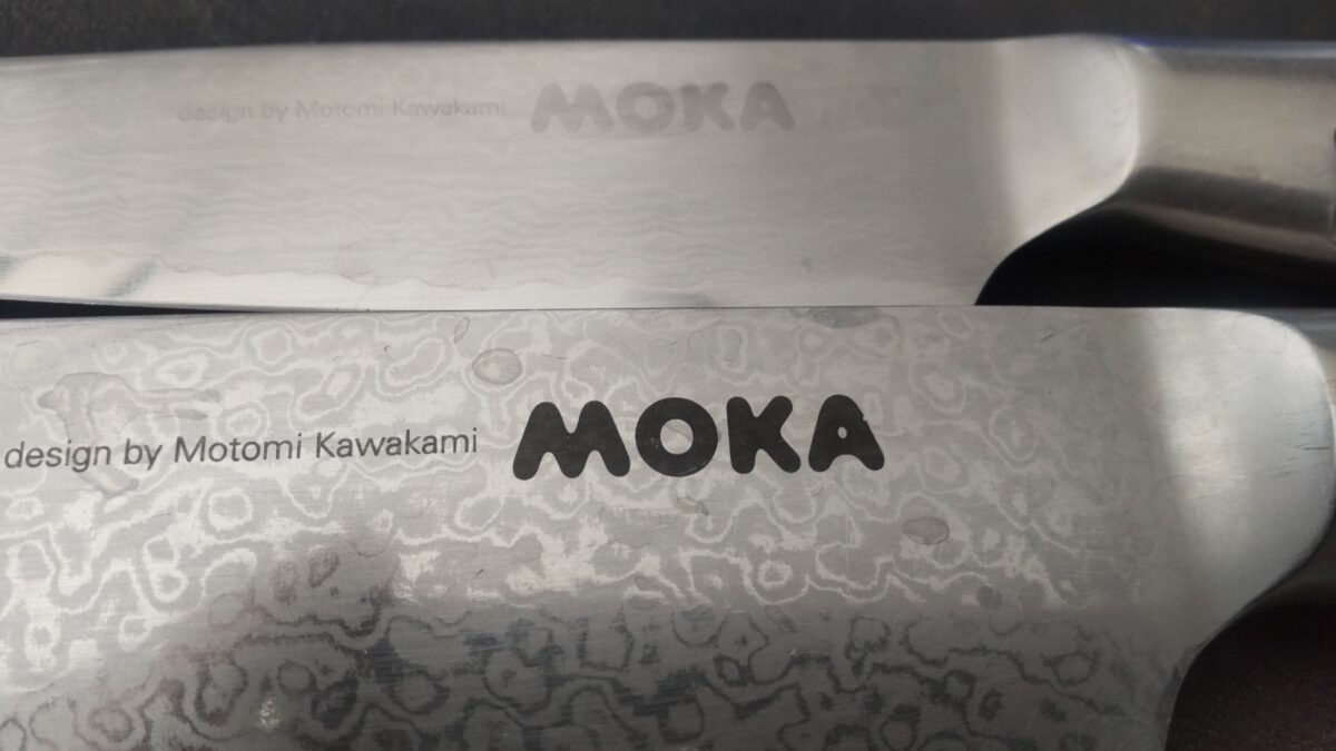 MOKAダマスカス包丁のロゴと積層鋼の波模様を拡大した刃の写真