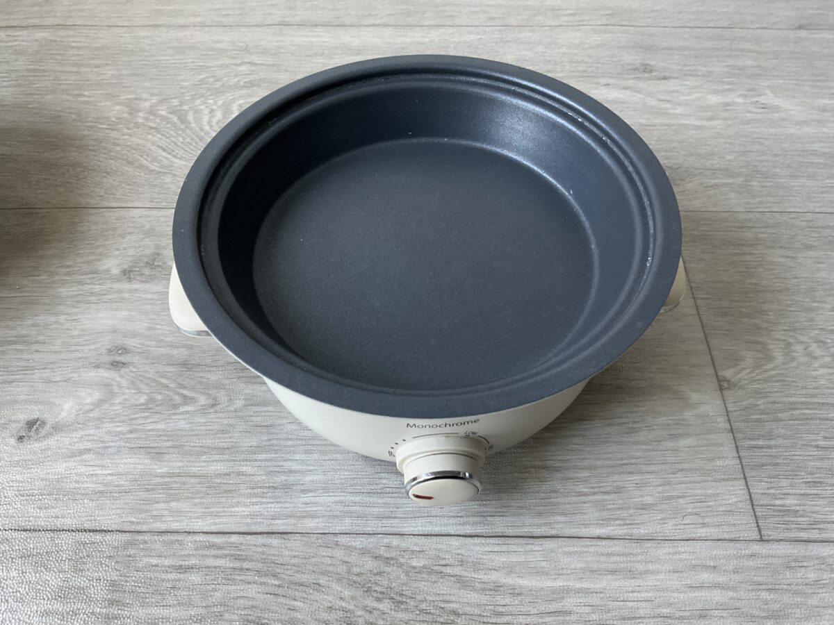 モノクロームのグリル鍋本体に黒いホットプレートをセットした状態