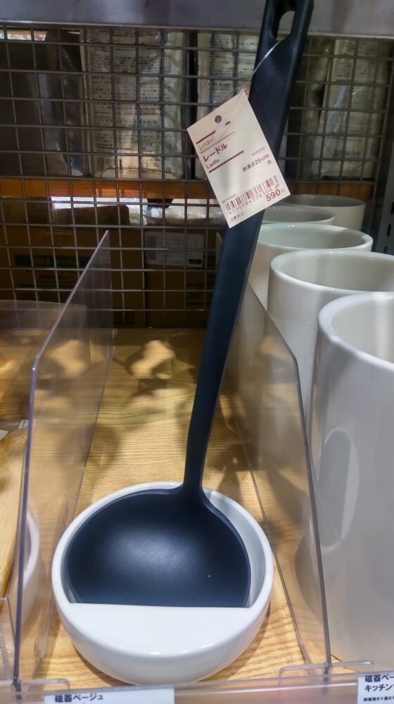 無印良品のシリコーン製お玉を磁器ベージュお玉おきに載せた店頭展示