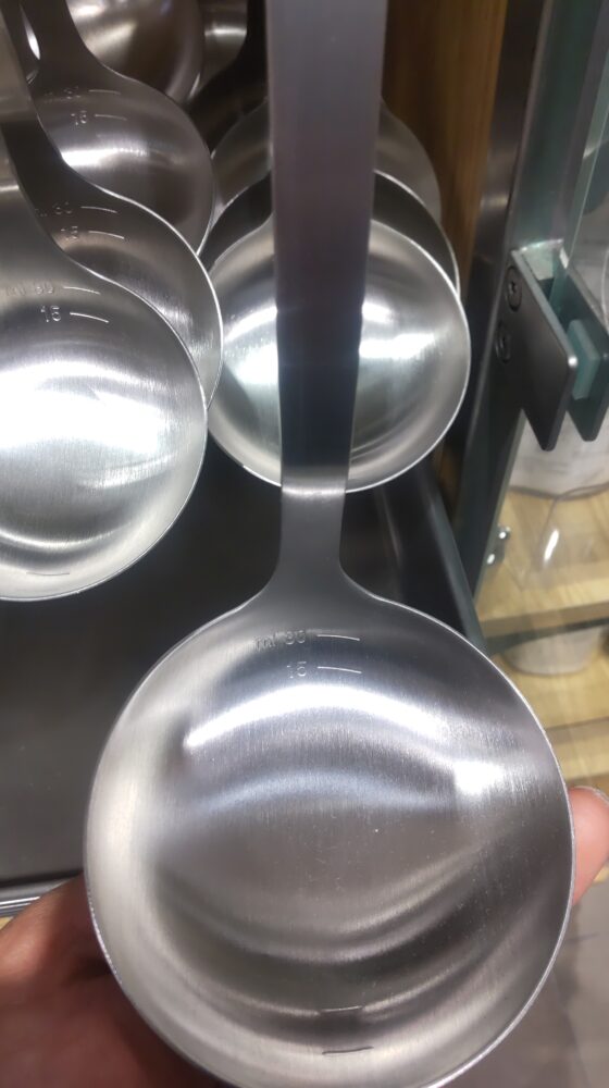 無印良品のステンレスお玉の内側にある15mlと30mlの計量目盛り