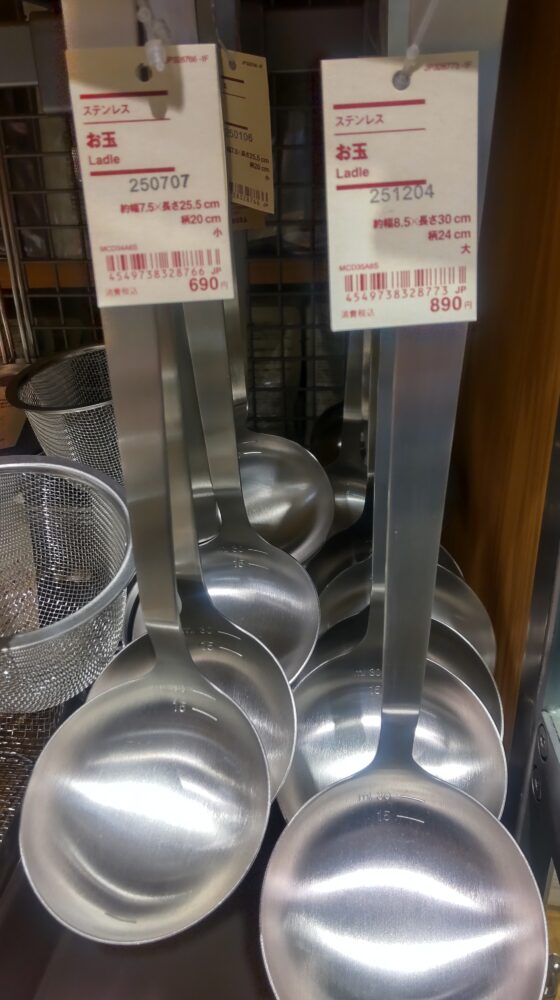 無印良品のステンレスお玉に付いた容量目盛りを店頭で確認している様子