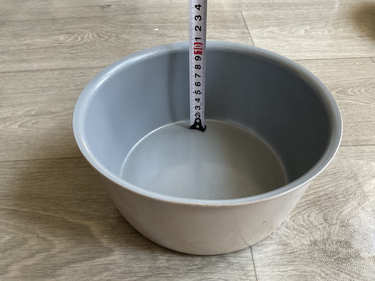 一人暮らしで使う20cm鍋の深さをメジャーで測り容量感を確認している様子