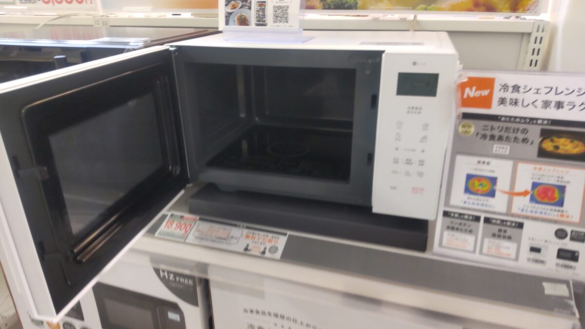 ニトリ店頭に展示されている白い電子レンジの庫内と操作部分