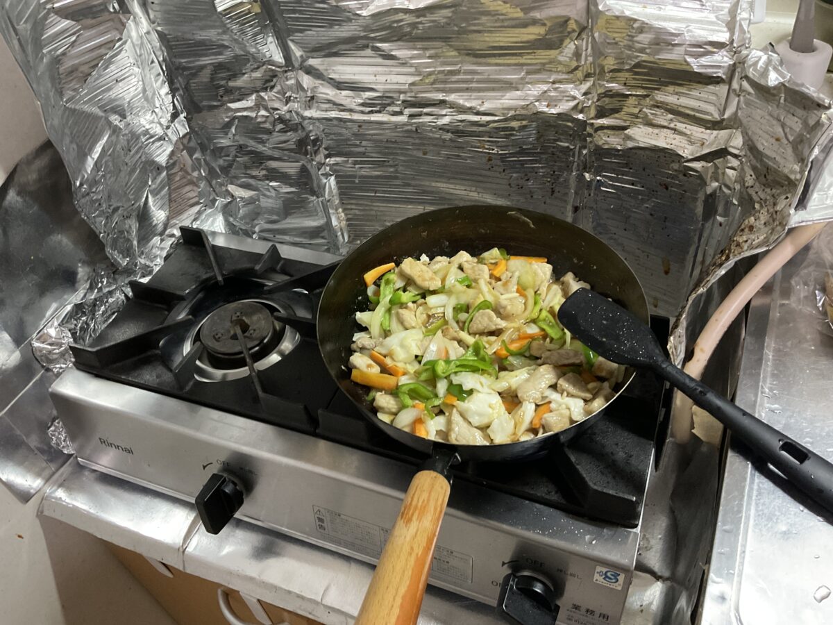 リンナイ業務用ガスコンロRSB-211SVを使って肉野菜炒めを調理している様子