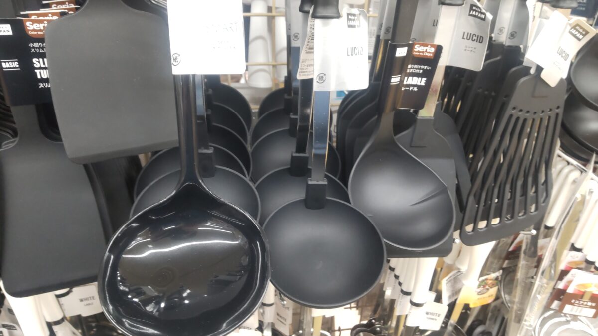 セリア店頭に並ぶ黒いお玉やターナーなどの小物調理器具