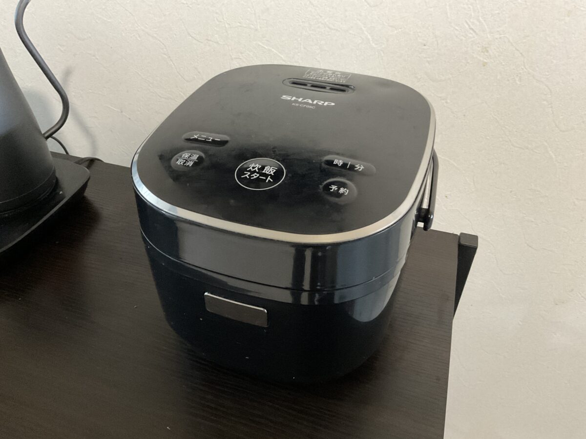 ショウが使っているシャープ3合炊き炊飯器KS-CF05C-Bの全体外観