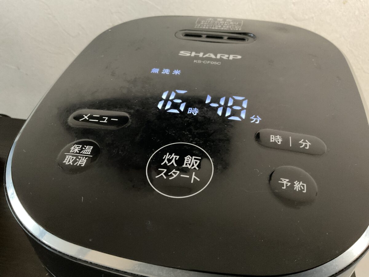 シャープ炊飯器KS-CF05C-Bのフラットな天面操作パネルとLED時計表示