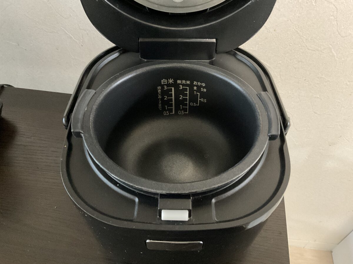 シャープ炊飯器KS-CF05C-Bの黒厚釜（内釜）と最大3合までの見やすい水位目盛り