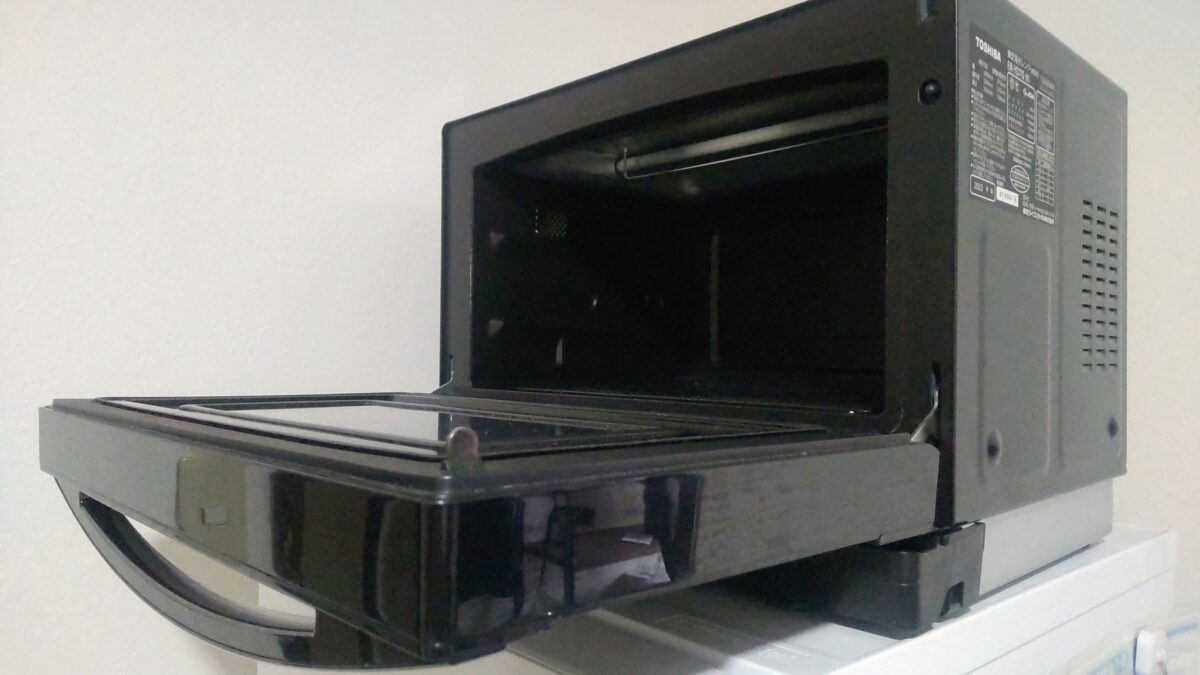 扉を全開にした東芝オーブンレンジER-YD70-Kと前方へ広がる扉の様子