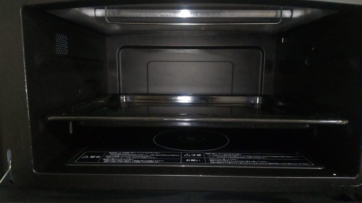 東芝オーブンレンジER-YD70-Kの庫内へオーブン用角皿をセットした状態