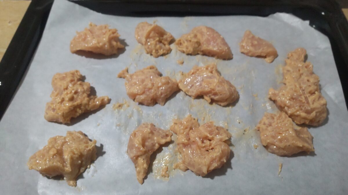 ノンフライ調理の比較例としてオーブン天板にから揚げ粉をまぶした鶏肉を並べた様子