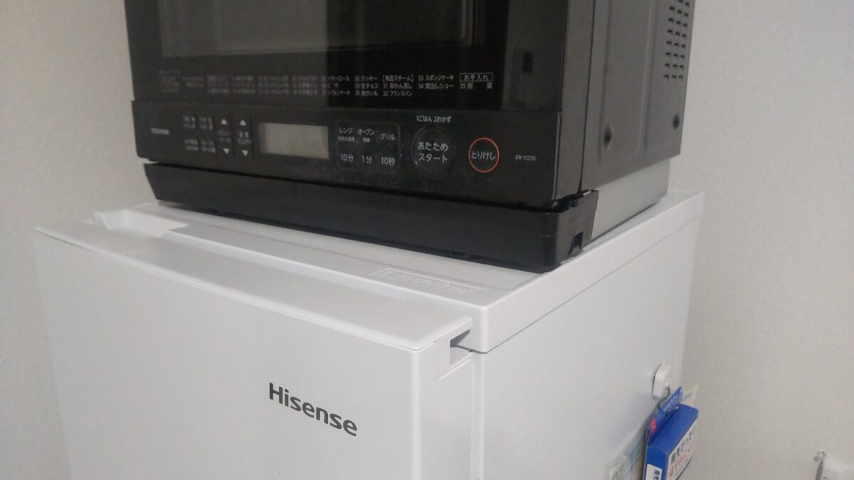 一人暮らしの小型冷蔵庫の上に設置した東芝オーブンレンジER-YD70-K