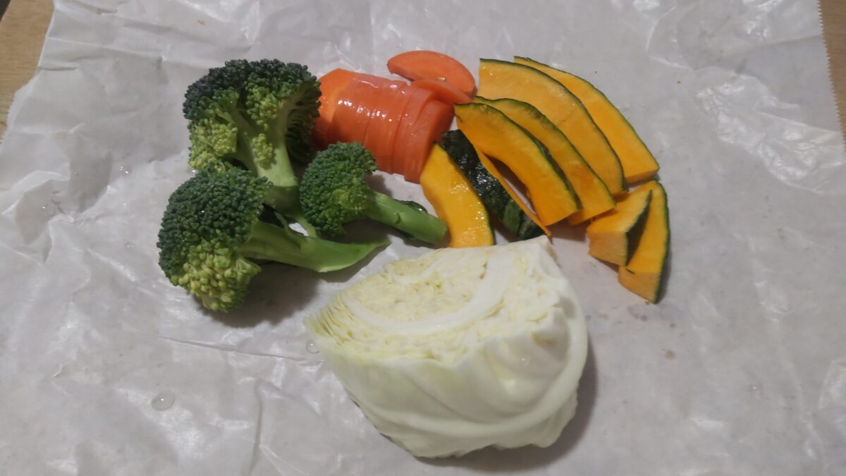 オーブンレンジで蒸し野菜を作る前のブロッコリーやにんじん、かぼちゃ、キャベツ