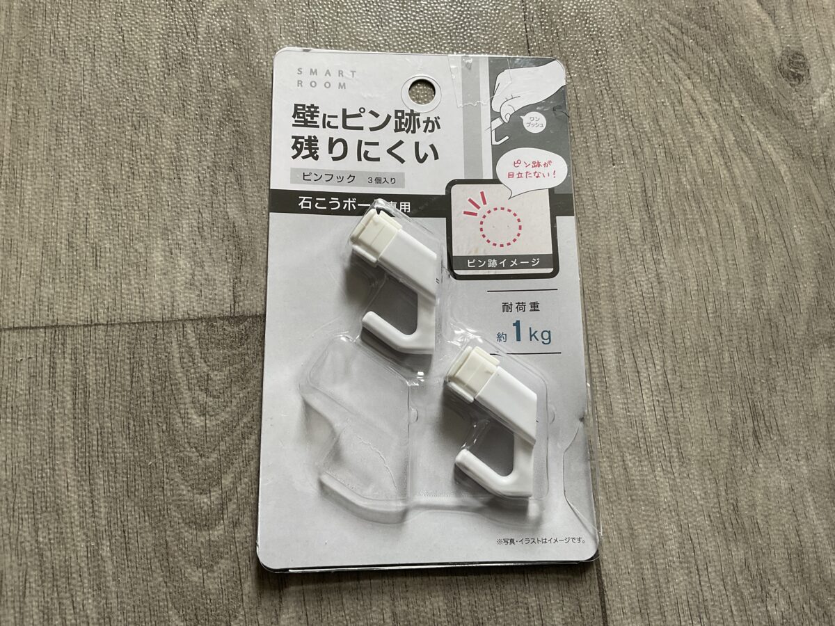 石こうボード壁にワイヤーネットを取り付けるための白いピンフック