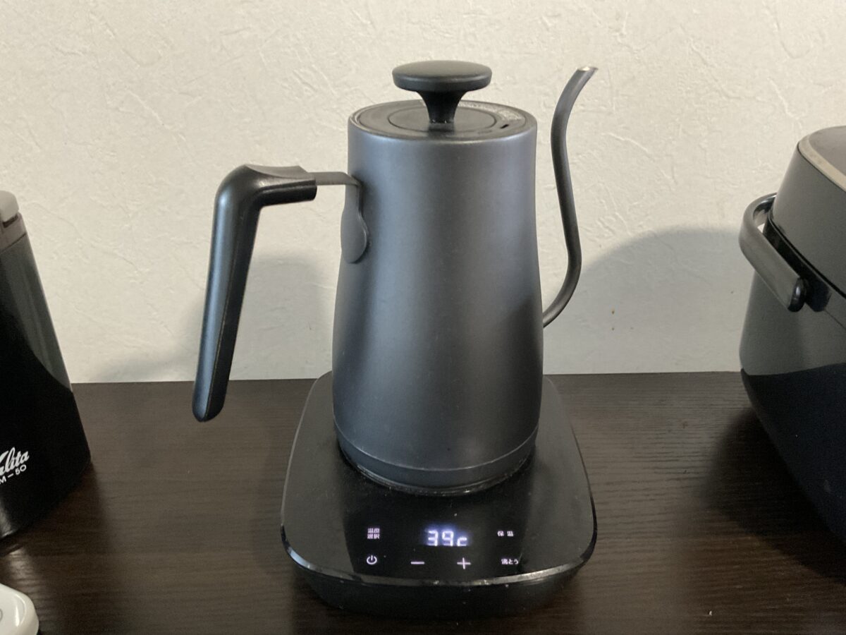 山善の電気ケトルYKG-C800-Eを使って一人分のスープ用のお湯を沸かすキッチン環境
