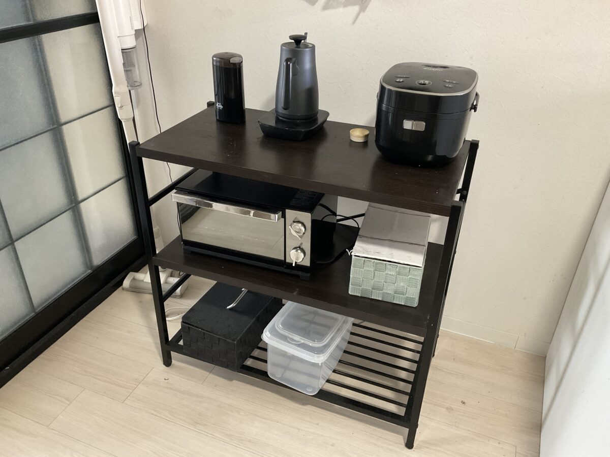 一人暮らしのキッチンラックにシャープ炊飯器や電気ケトルなどの調理家電を収納した様子