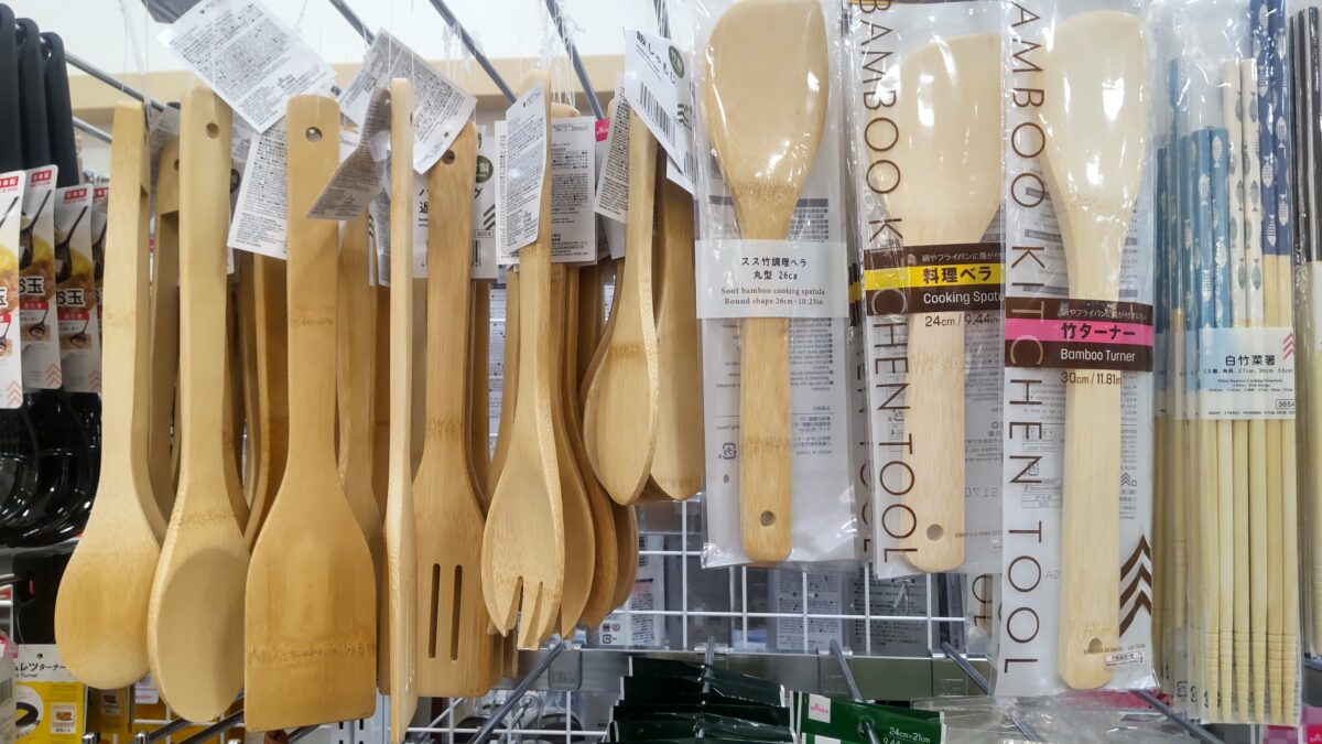 ダイソーで販売されている竹製の料理ヘラやターナーなどのキッチンツール