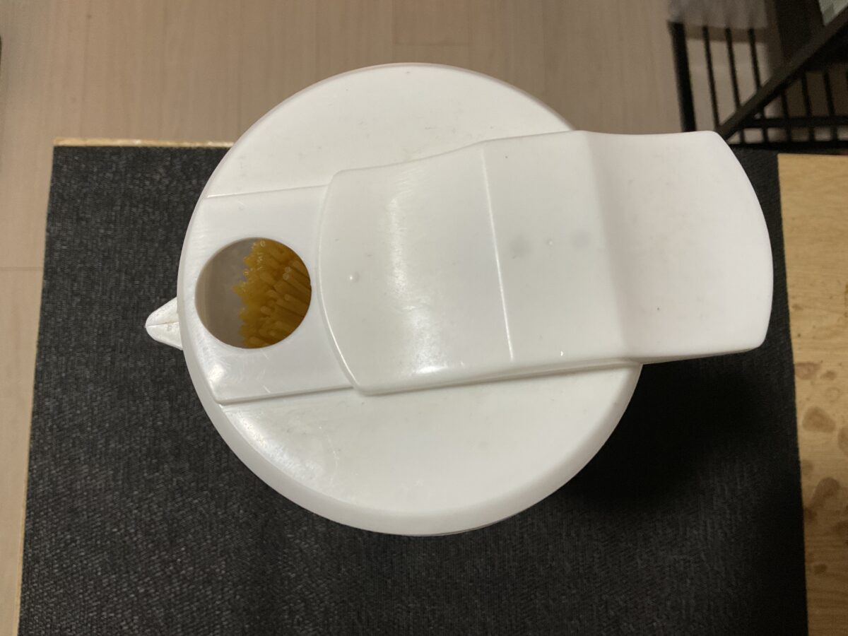 ダイソーのパスタストッカーにある一人前約100gを取り出せる計量穴