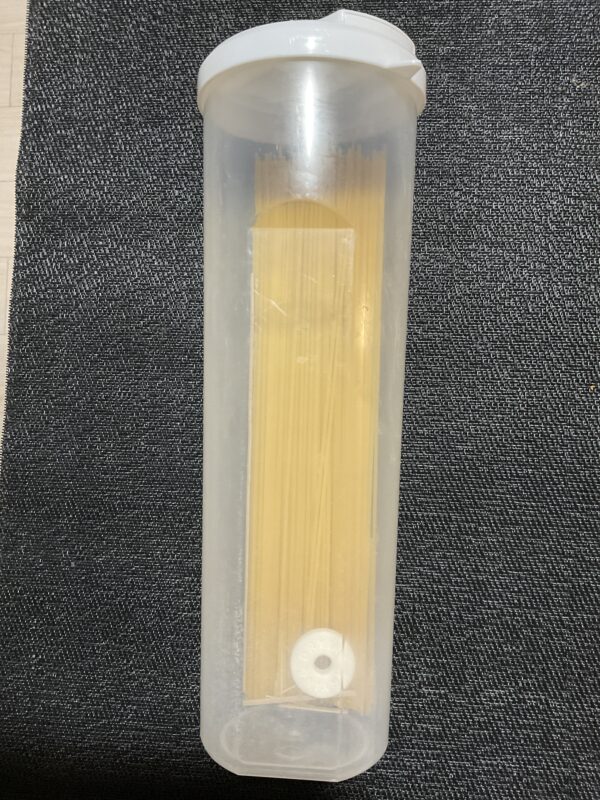 ダイソーの計量できるパスタストッカーに乾燥パスタを収納している様子