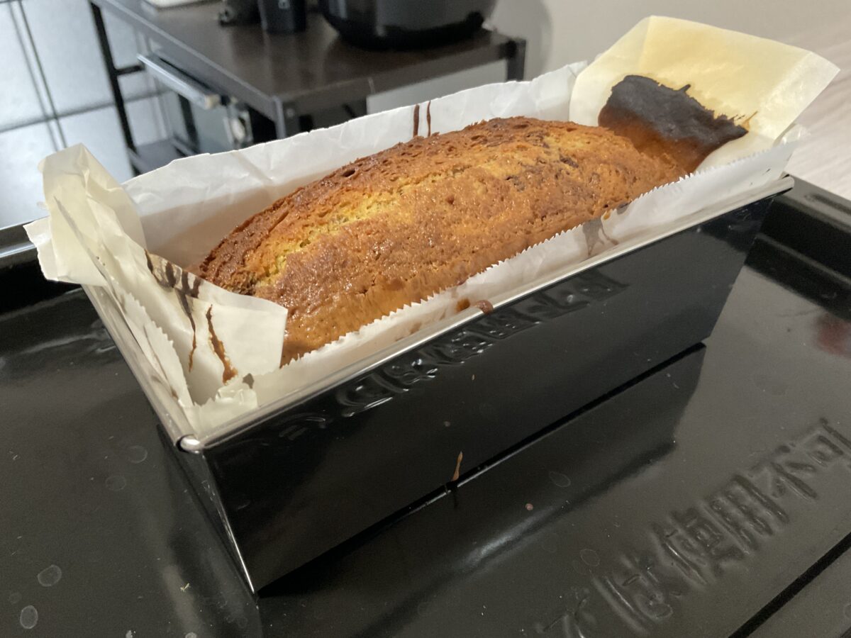オーブンで焼き上げてふっくら膨らんだ手作りパウンドケーキ