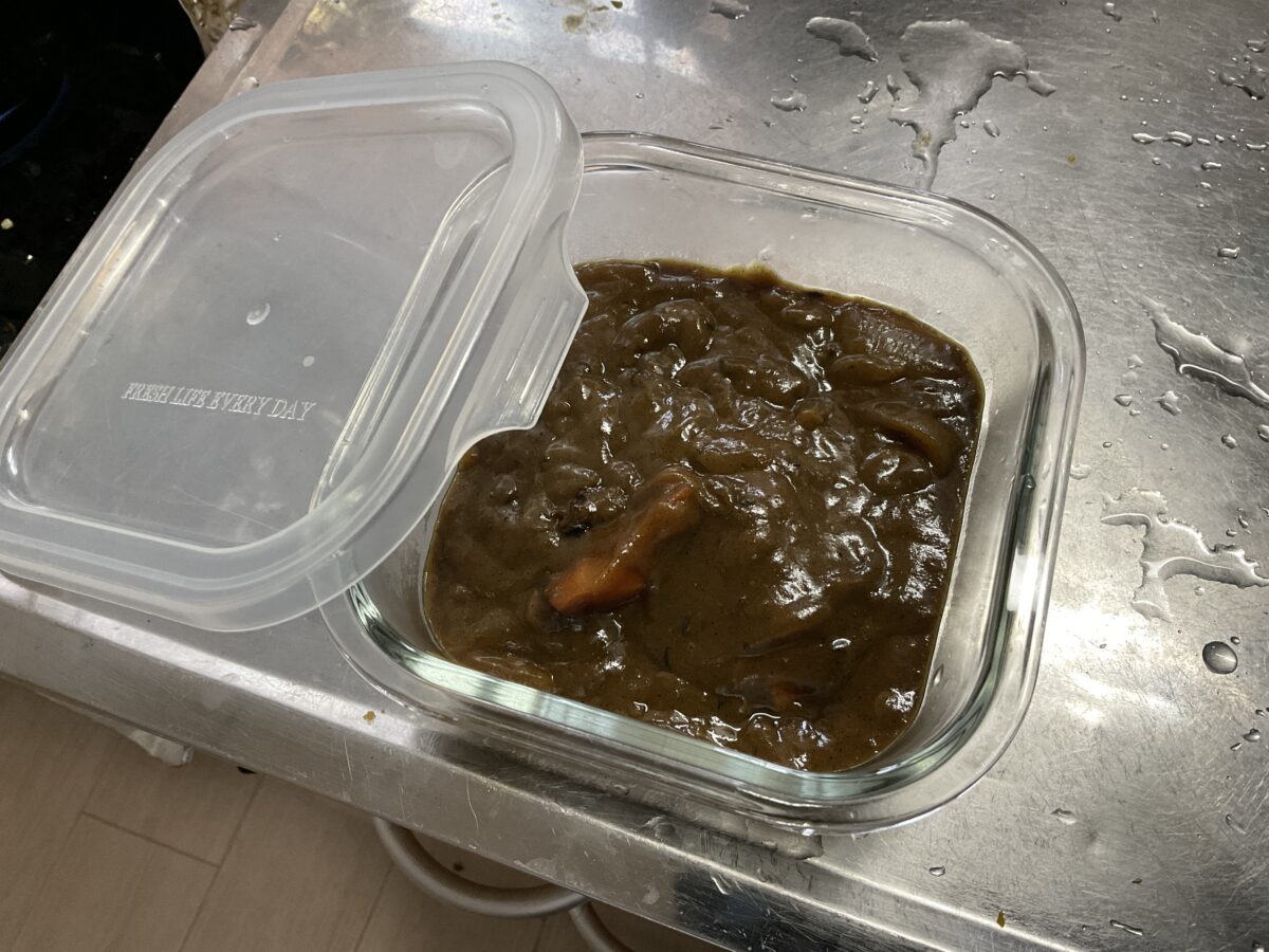 耐熱ガラス容器に残ったカレーを入れて保存している一人暮らしの使用例