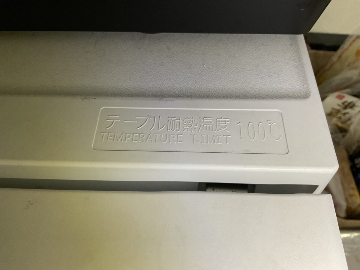 ハイセンス冷蔵庫HR-D15Fの天板にあるテーブル耐熱温度100℃の表示