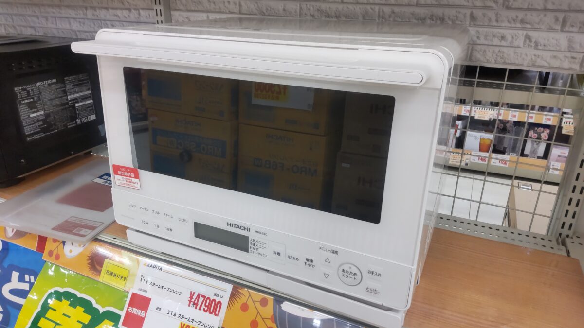 家電売り場に展示された日立のスチームオーブンレンジを確認している様子