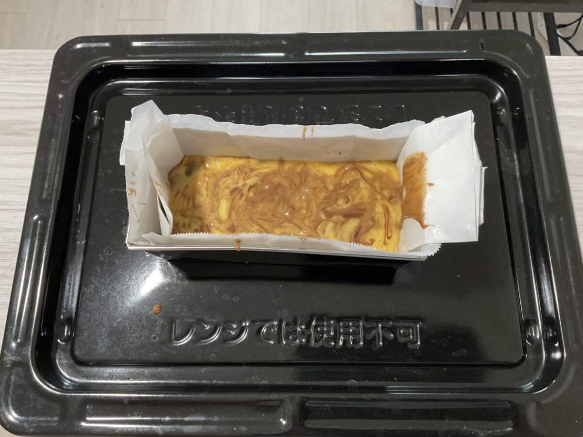 クッキングシートを敷いたパウンド型に入れた焼く直前の手作りパウンドケーキ生地