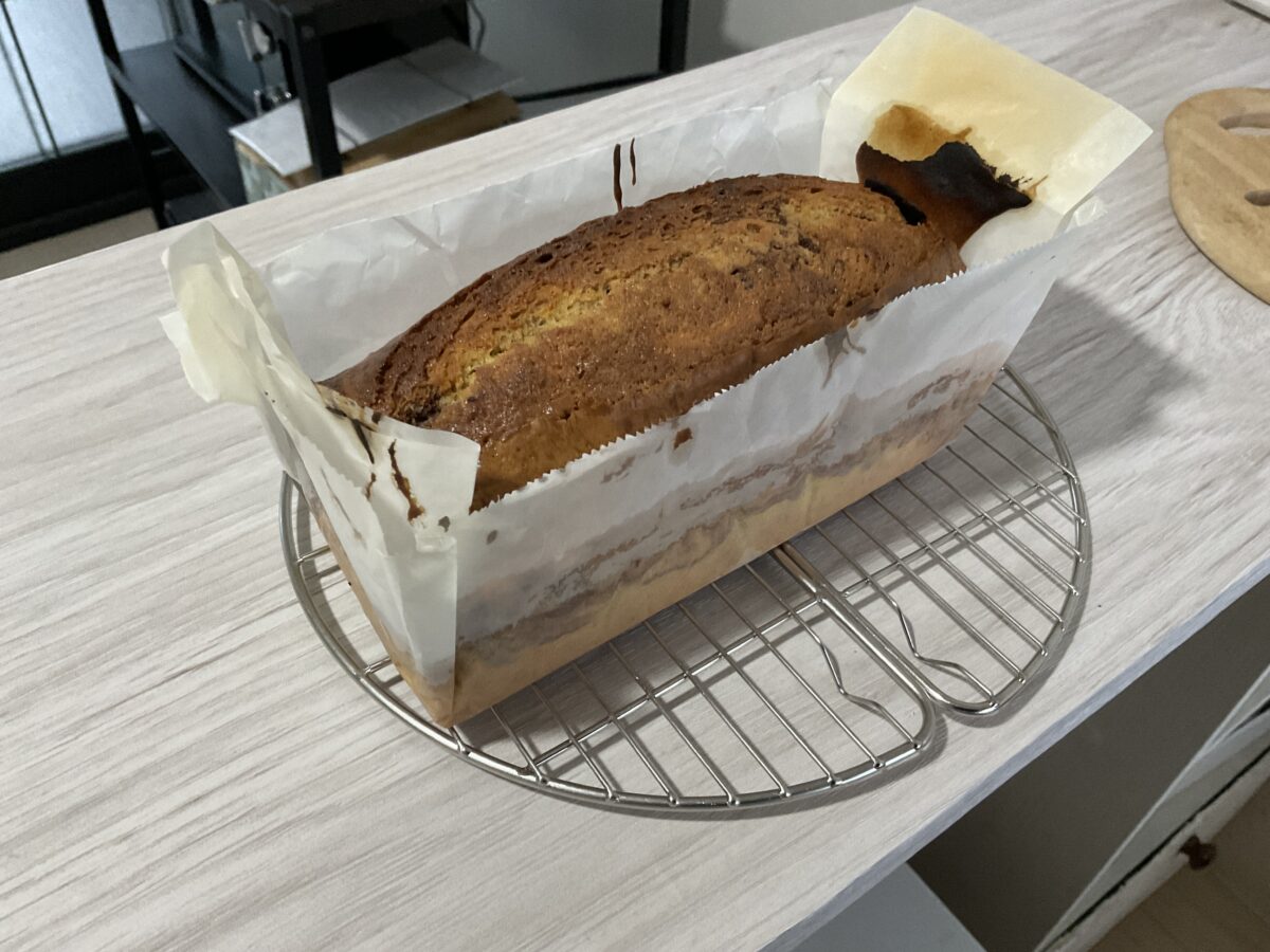 焼き上がった手作りパウンドケーキをケーキクーラーの上で冷ましている様子
