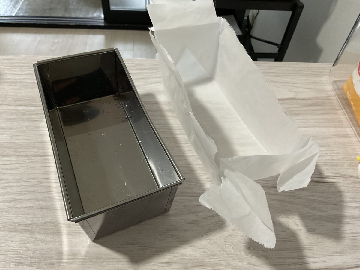 手作りパウンドケーキに使う金属製パウンド型とクッキングシート