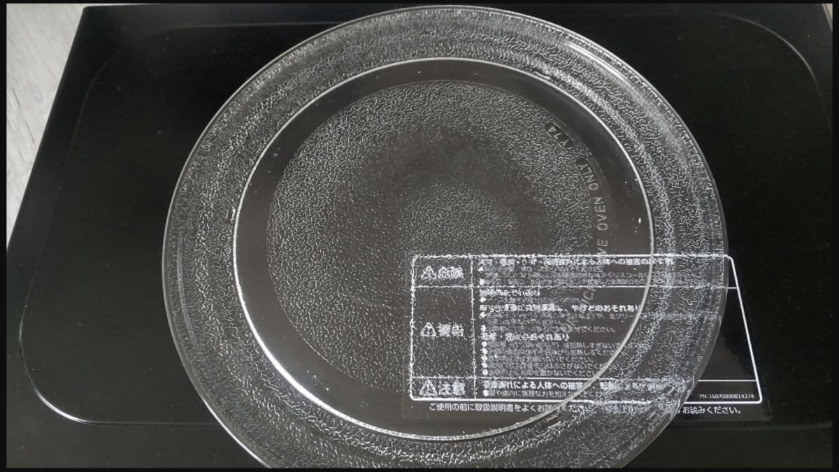 アイリスオーヤマPMB-T176-6の庫内に設置されたガラス製ターンテーブル