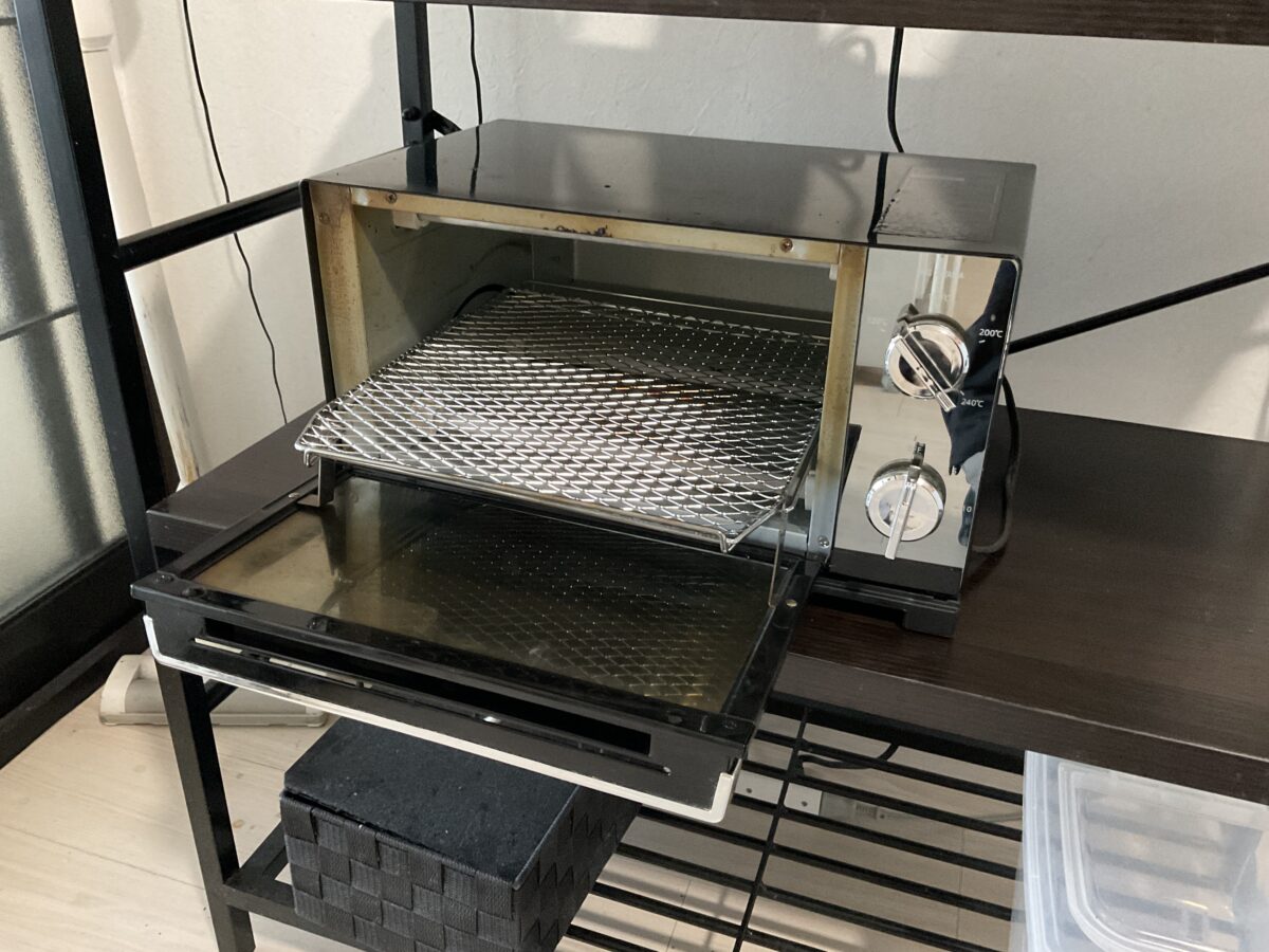 アイリスオーヤマPOT-413の扉を開いた庫内と焼き網