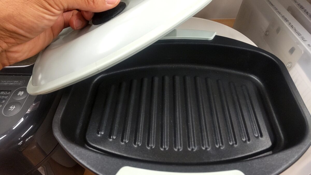 武田コーポレーションの電子レンジ専用調理器スクエア内部にある波型グリルプレート
