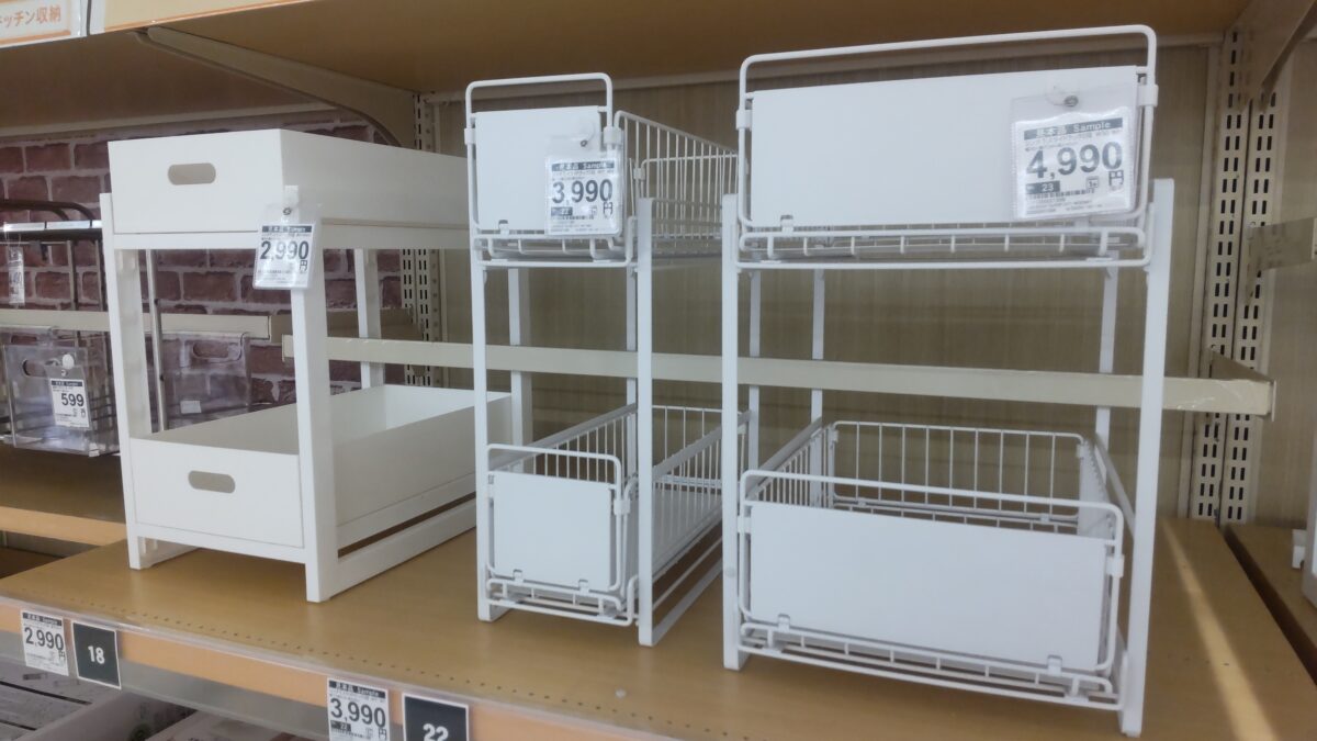 ニトリ店頭に展示されている一人暮らしでも使いやすいキッチン収納ラック