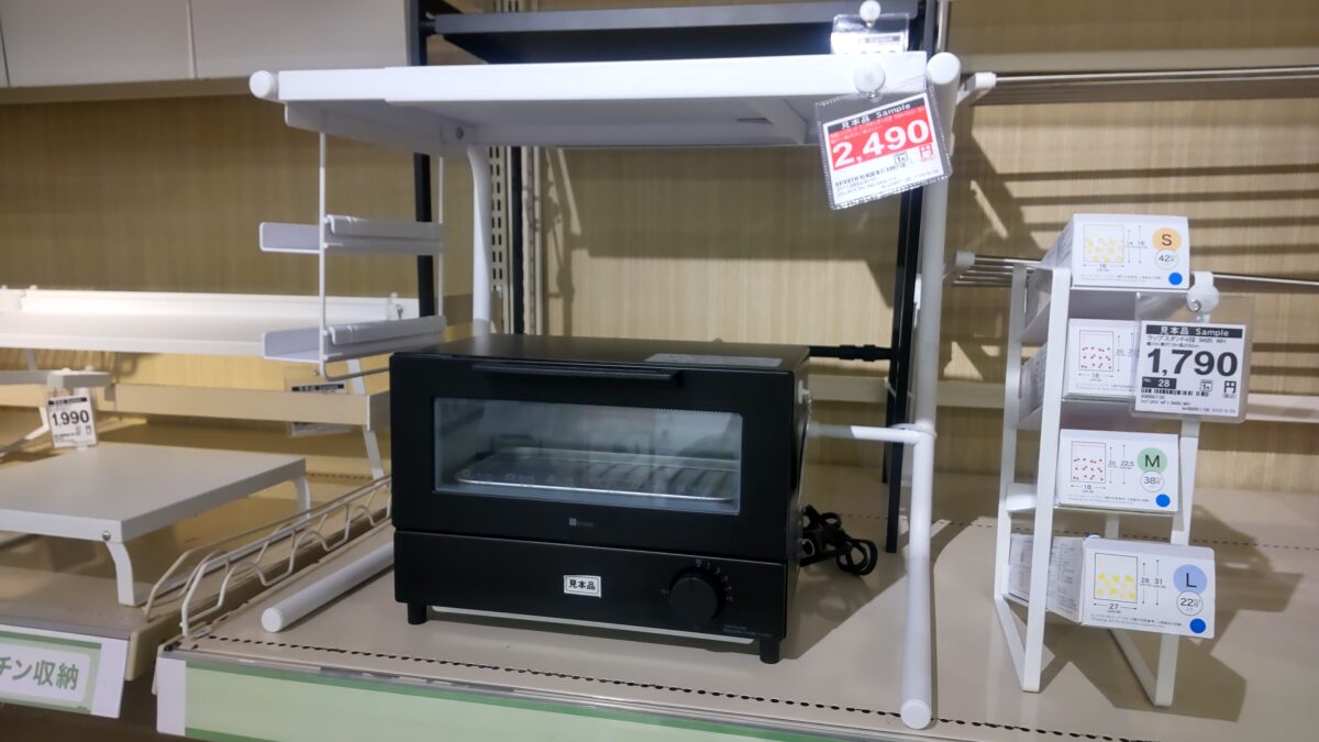 ニトリのトースター上収納ラックを使い調理家電上の空間を収納にした展示例