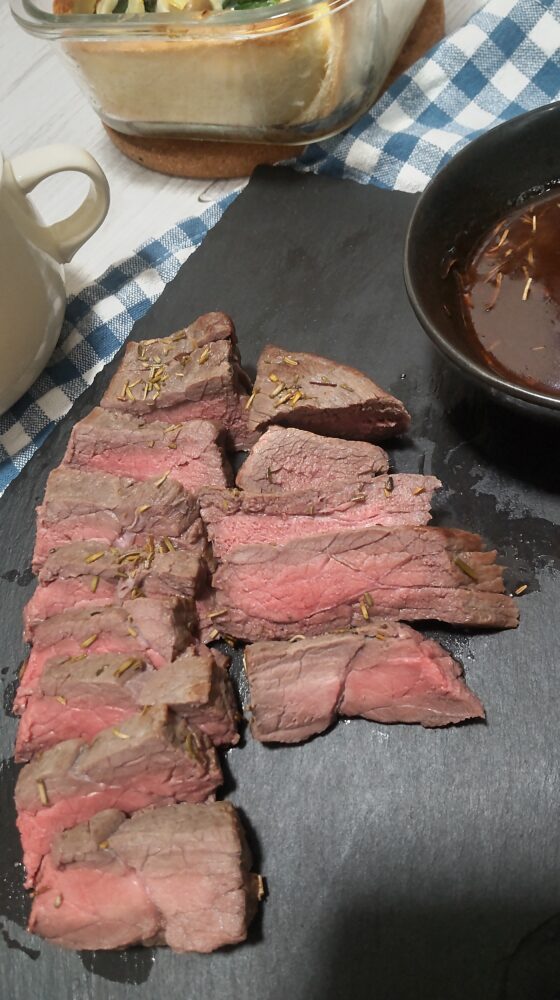オーブンで焼いて中心をピンク色に仕上げた手作りローストビーフ