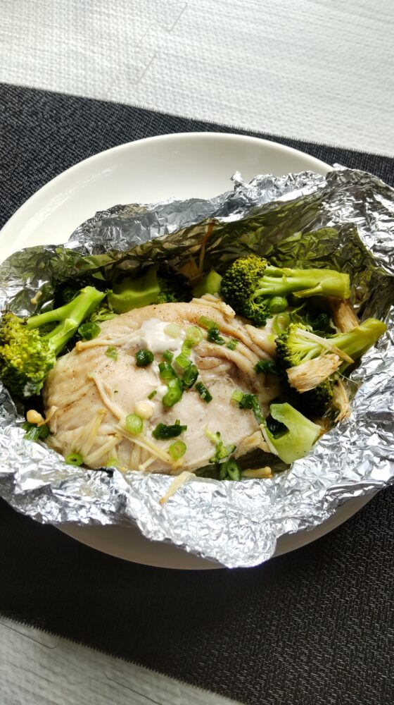 オーブンで蒸し焼きにした鶏肉とブロッコリーのアルミホイル蒸し
