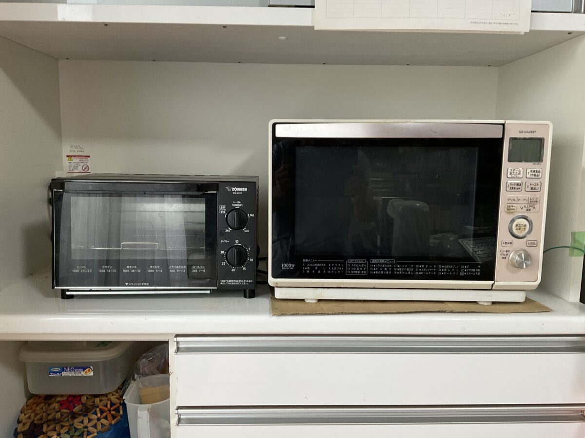 実家のキッチン棚に横並びで設置した象印EQ-AG22オーブントースターとシャープRE-ME3オーブンレンジ