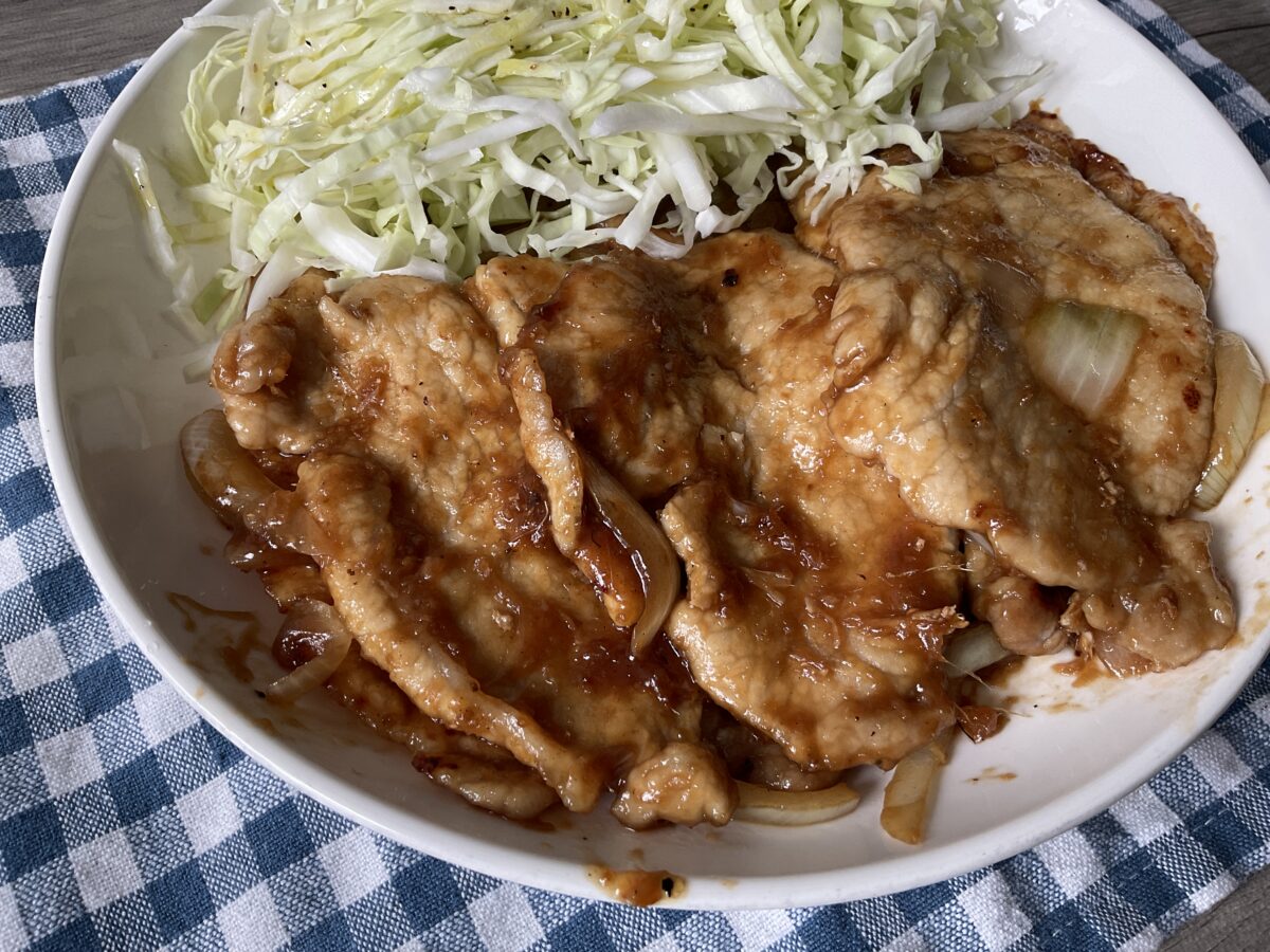 タレを絡めて焼いた豚肉と玉ねぎに千切りキャベツを添えた豚の生姜焼き