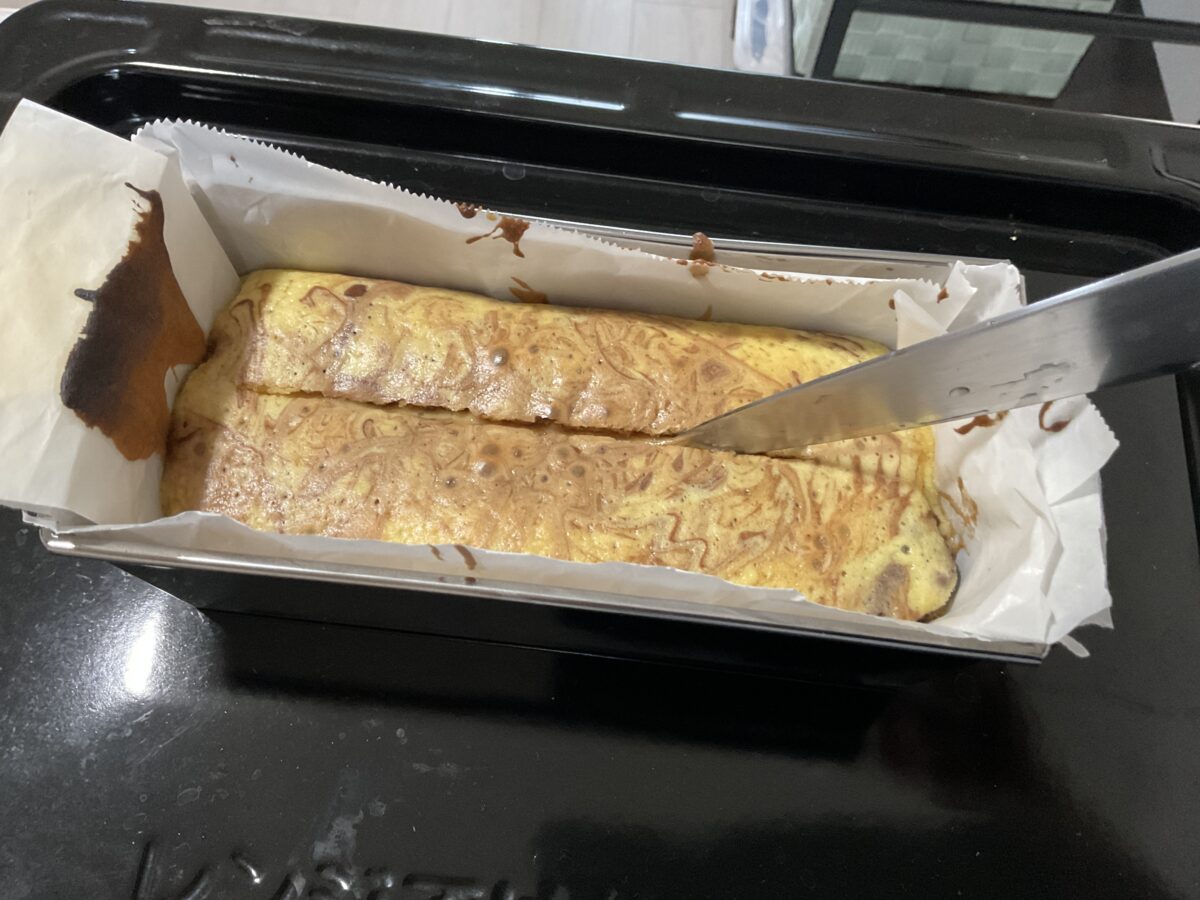 焼成途中のパウンドケーキ中央に包丁で切れ目を入れている様子