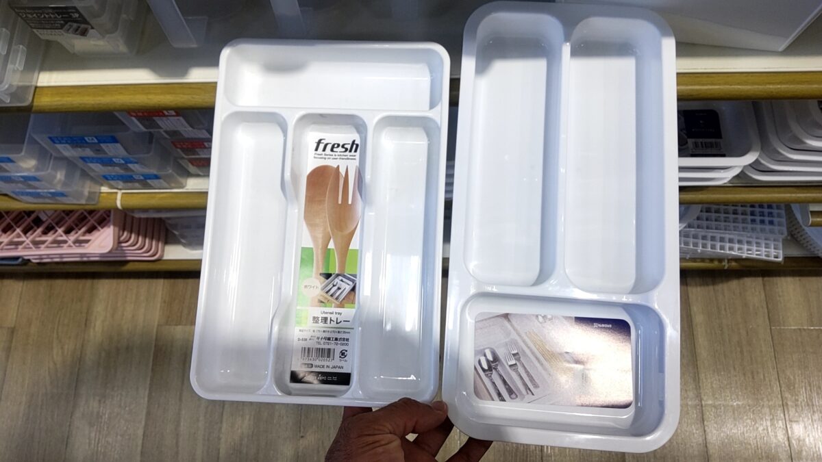 セリアで販売されている白い仕切り付きカトラリートレー