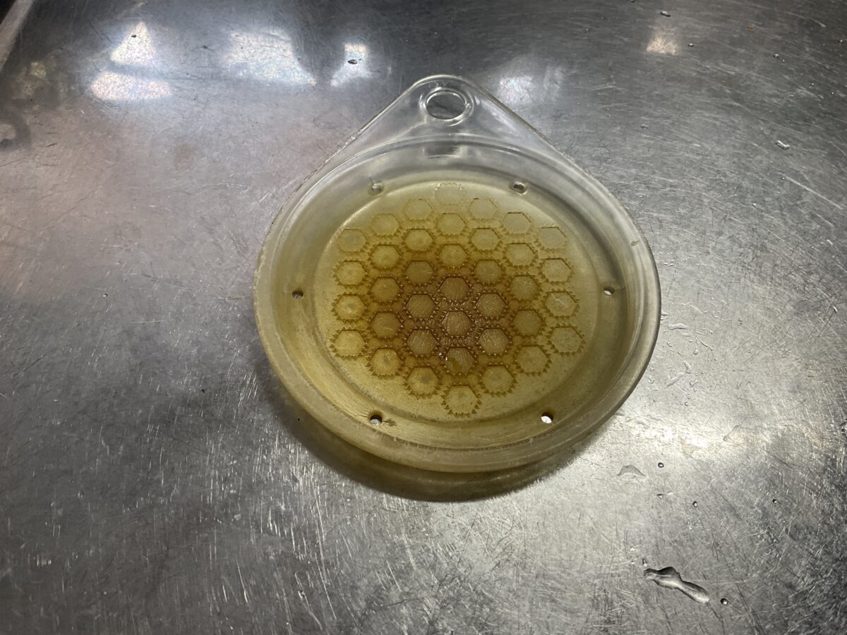 以前使用していたセリアのプラスチック製おろし器と樹脂製の刃